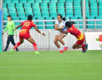 中国橄榄球队与香港橄榄球队在赛场上进行激烈比赛